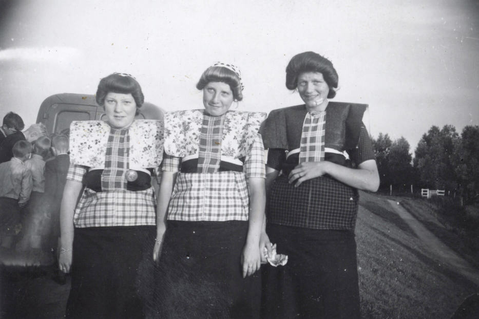Three Bunschoten Belles
Bunshcoten, Holland (August 1945)
Colour of Epaulettes designates family name.